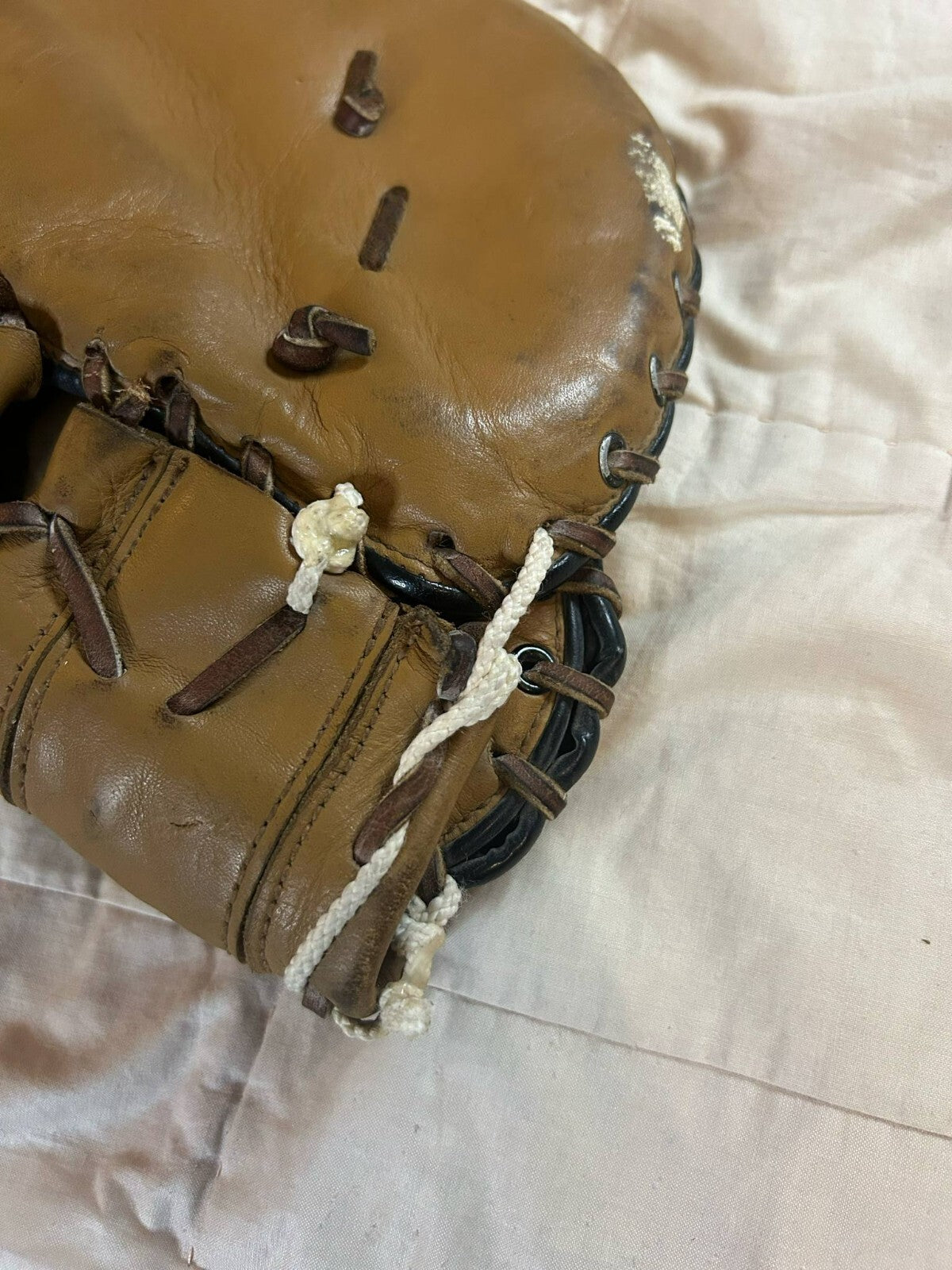 Vintage Title T68 Catcher's Mitt – Genuine Cowhide – Needs Repair – As-Is - Bargain Haven