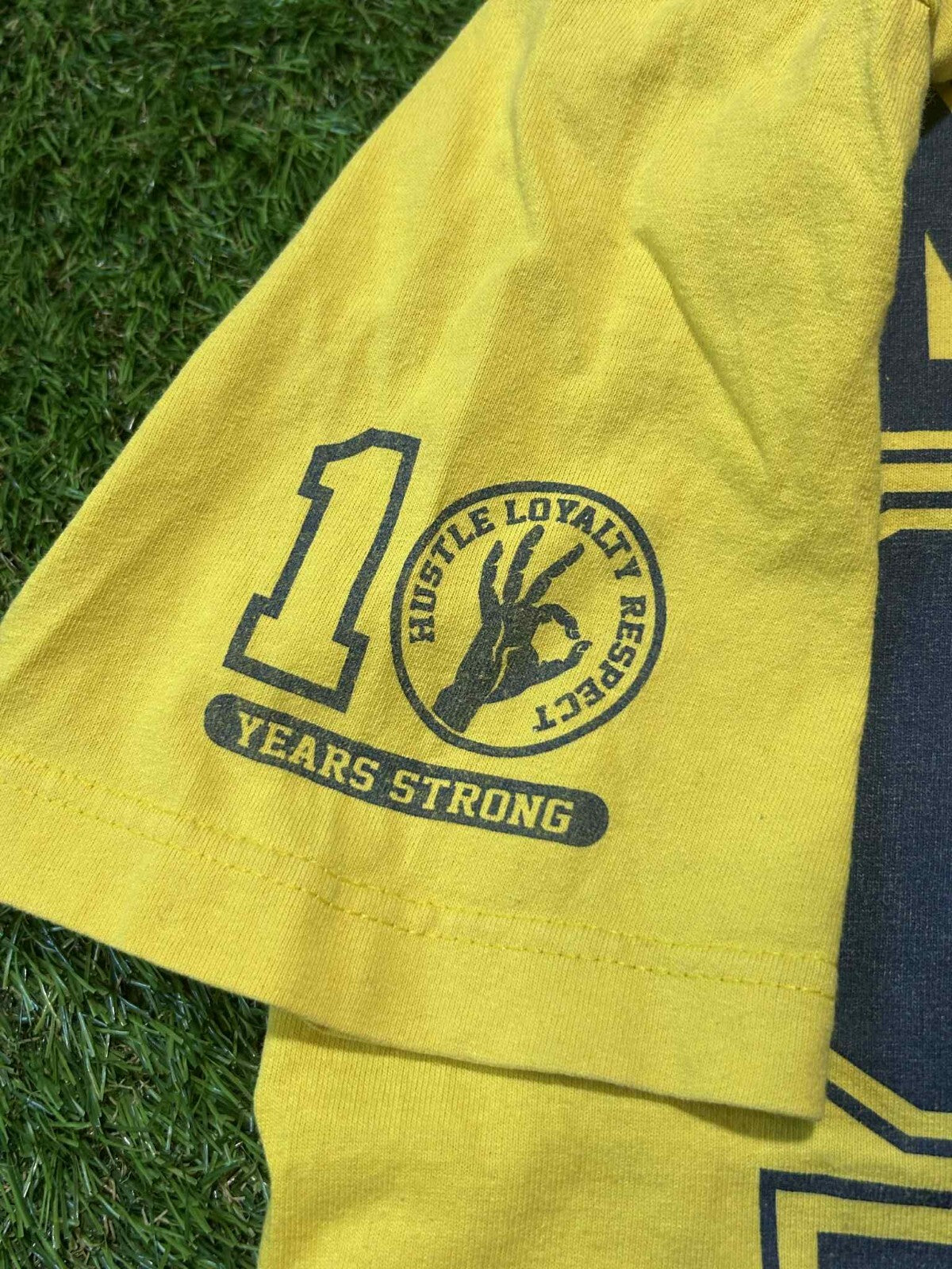 WWE John Cena "Never Give Up" 10 Years Strong Yellow T-Shirt Men’s Medium 2013 - Friperie Urbaine
