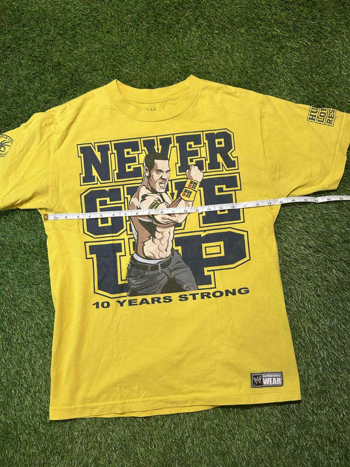 WWE John Cena "Never Give Up" 10 Years Strong Yellow T-Shirt Men’s Medium 2013 - Friperie Urbaine