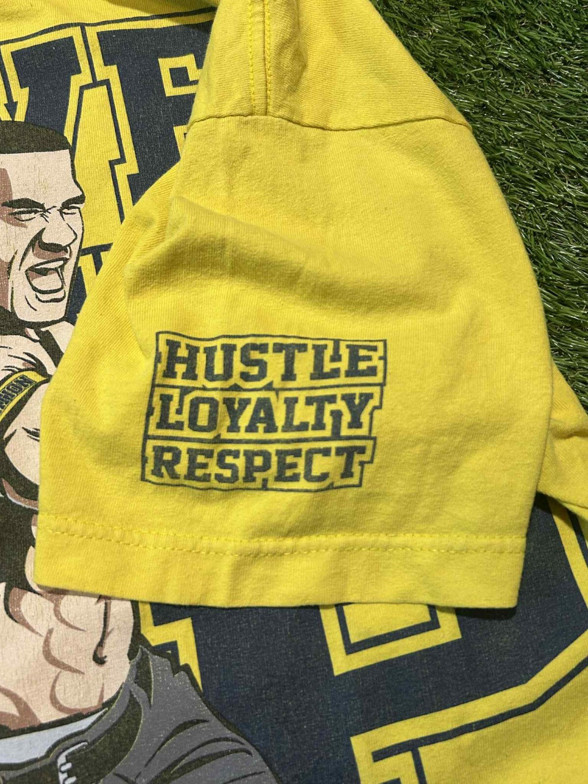 WWE John Cena "Never Give Up" 10 Years Strong Yellow T-Shirt Men’s Medium 2013 - Friperie Urbaine