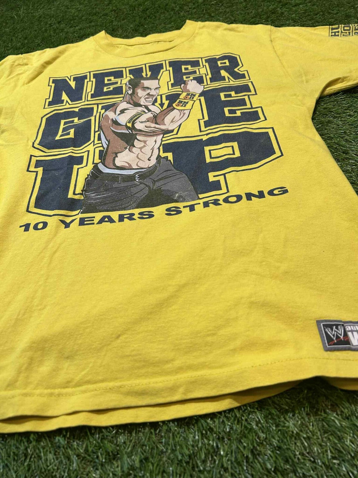 WWE John Cena "Never Give Up" 10 Years Strong Yellow T-Shirt Men’s Medium 2013 - Friperie Urbaine