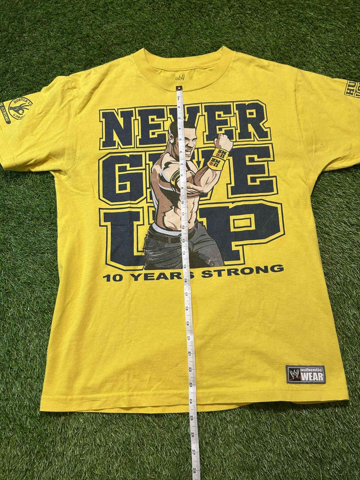 WWE John Cena "Never Give Up" 10 Years Strong Yellow T-Shirt Men’s Medium 2013 - Friperie Urbaine