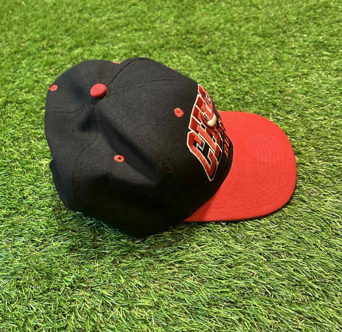 Mitchell & Ness Chicago Bulls Snapback Hat NBA Hardwood Classics Red Black - Friperie Urbaine